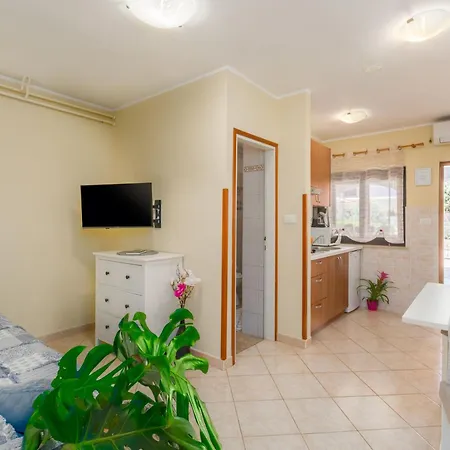 Bruna Mit Parkplatz, In Strandnaehe Apartamento *