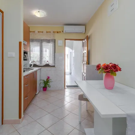 Apartamento Bruna Mit Parkplatz, In Strandnaehe Poreč