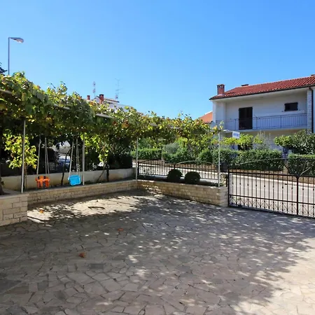 Bruna Mit Parkplatz, In Strandnaehe * Porec